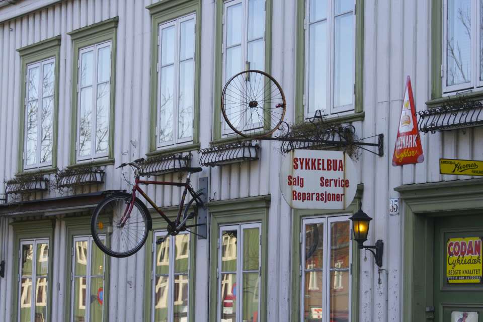 In Trondheims Altstadt: Fahrradmechaniker - 3. März 2012, by Lookabout's Wife