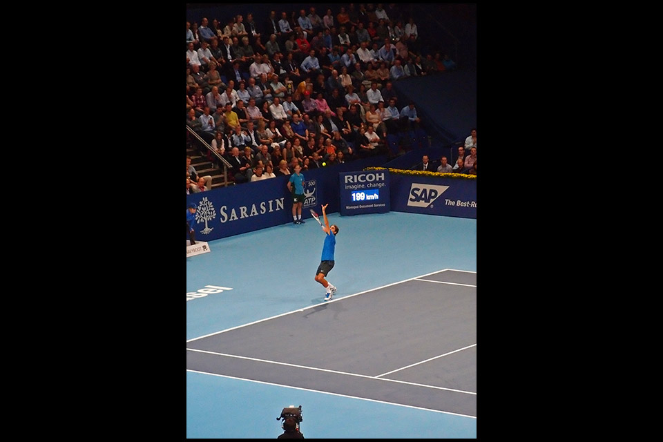 Roger Federer beim Aufschlag, Viertelfinal gegen Benoit Paire an den Swiss Indoors Basel 2012, KK