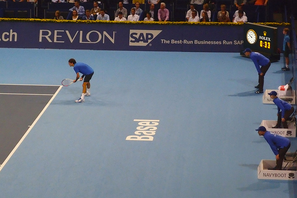 Roger Federer erwartet den Aufschlag seines Viertelfinal-Gegners Benoit Paire, Swiss Indoors Basel 2012, KK
