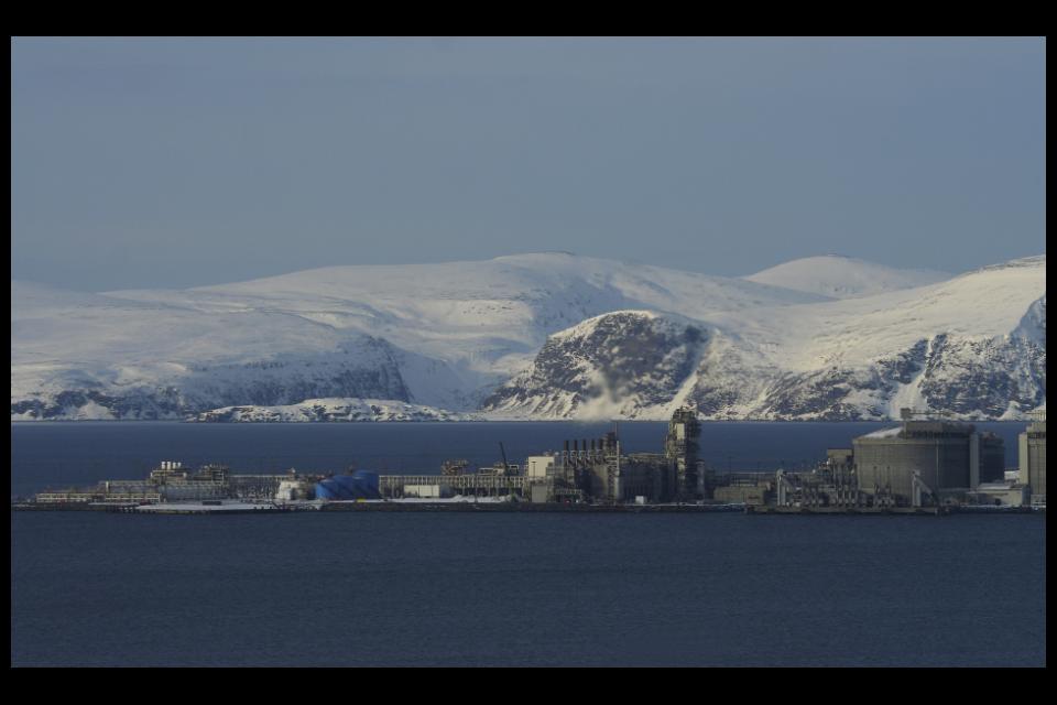Hammerfest, Landzunge mit Industrieanlagen der Erdölindustrie
