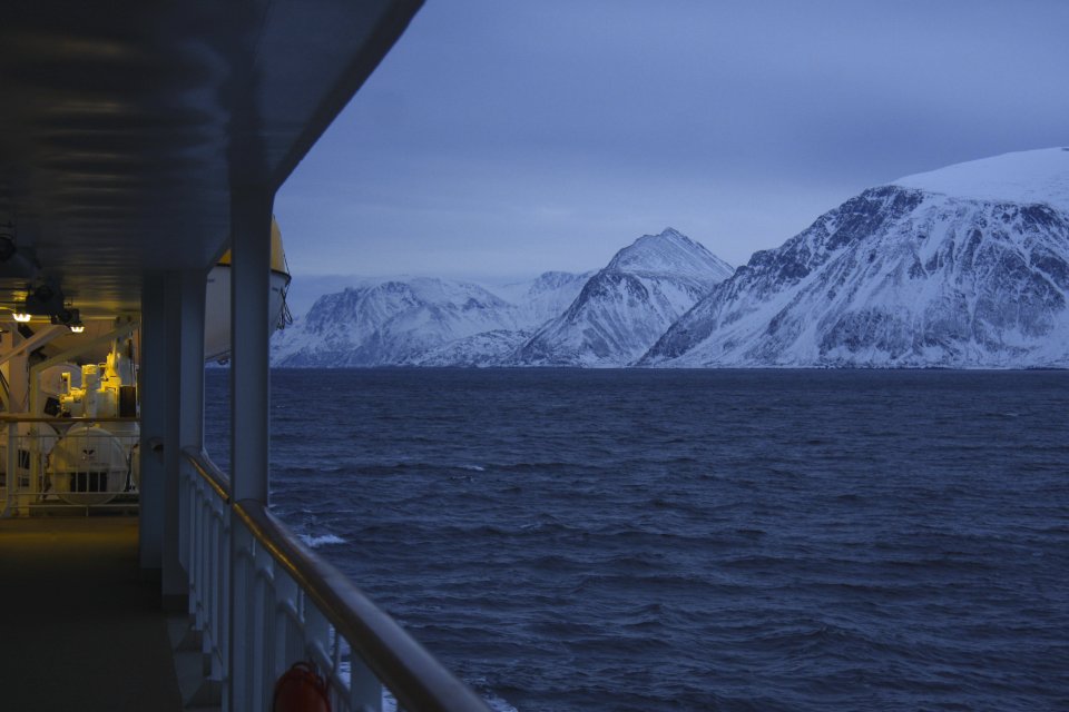 Hurtigruten, von Oksfjord nach Skjervoy, 8. März 2012