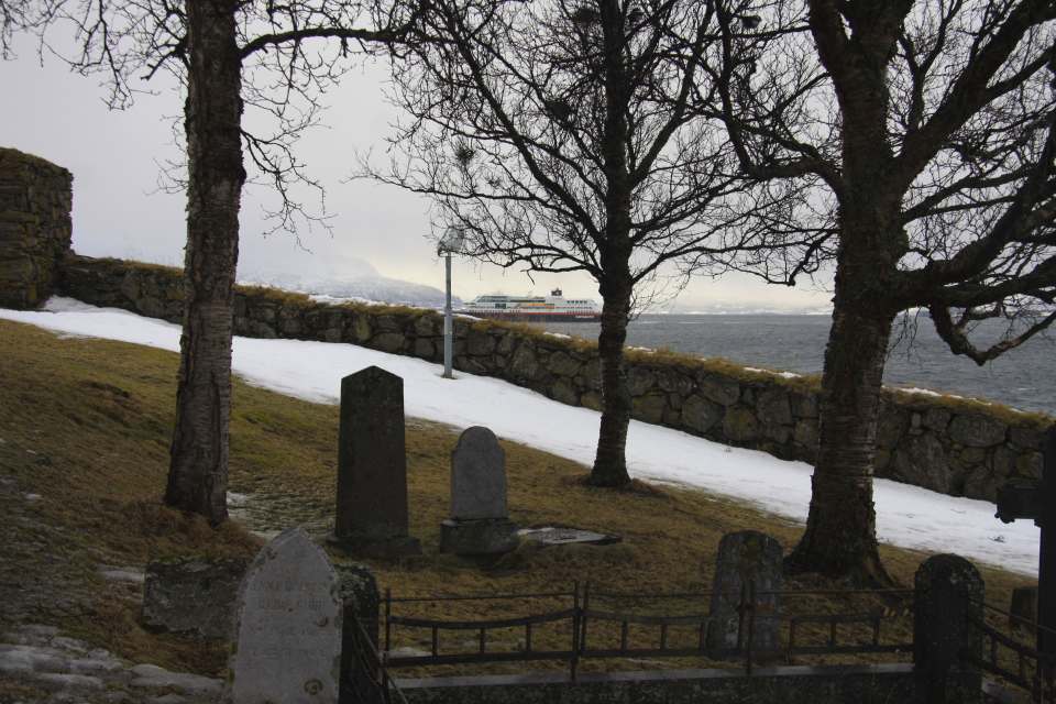 Vor der Kirche von Trondenes, Blick auf die vorbeiziehende Trollfjord, 7. März 2012