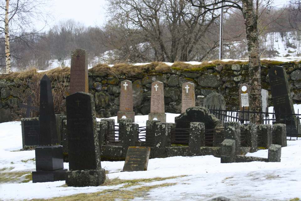 Friedhof der Kirche von Trondenes, Foto by Lookabouts Wife