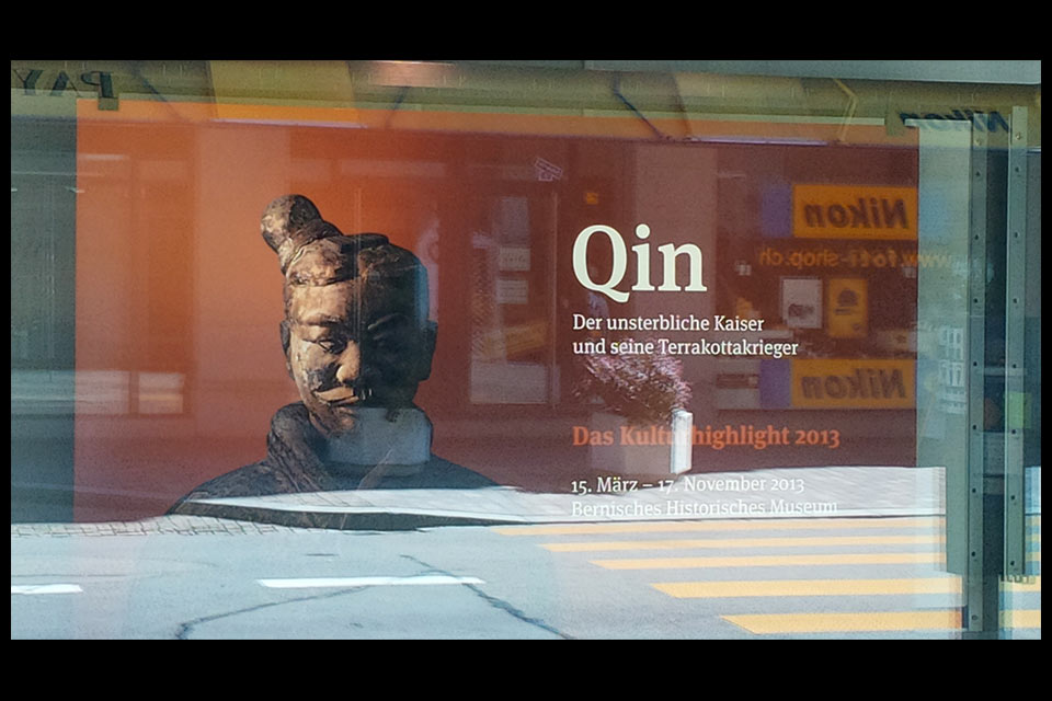 Qin - Werbung in einem Zürcher Schaufenster für die Ausstellung in Bern, Handyfoto BBZ10