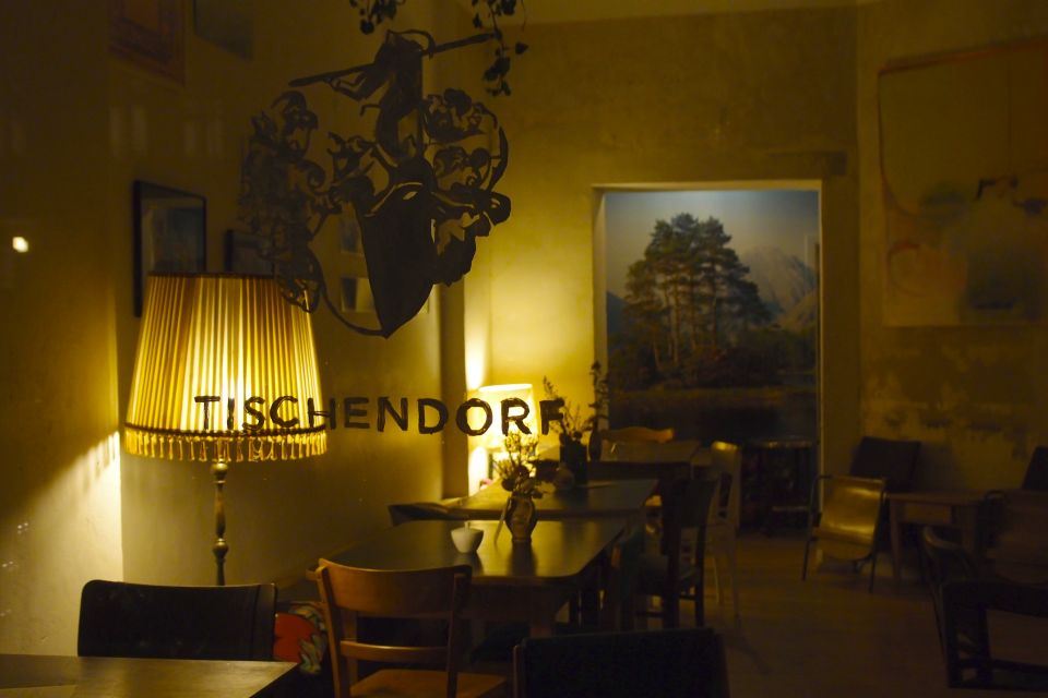 Café Tischendorf, Neukölln, Berlin, Sept. 2013; Sperberblick durchs andere Fenster