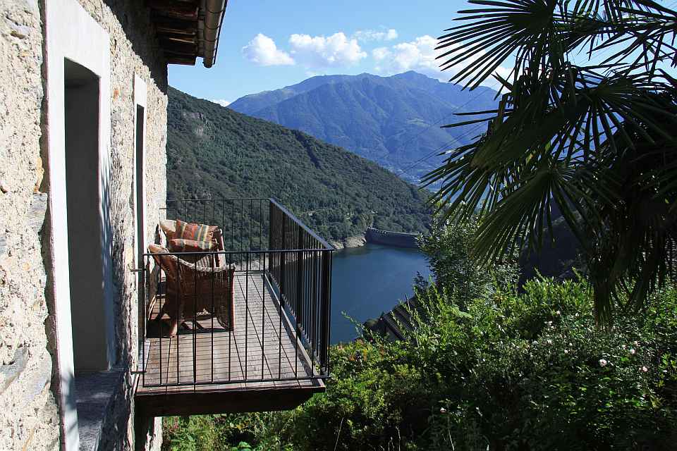 Mergoscia - Balkon mit Aussicht auf Lago di Vogorno und Lago Maggiore - Sept. 2011