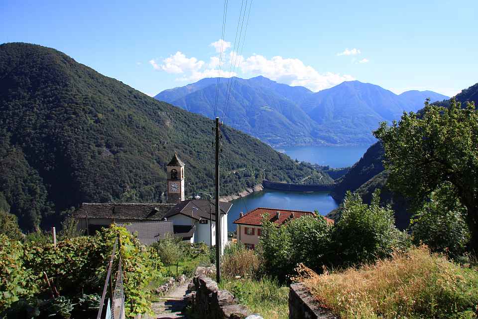 Mergoscia - Kirche - Aussicht auf Lago di Vogorno und Lago Maggiore - Sept. 2011