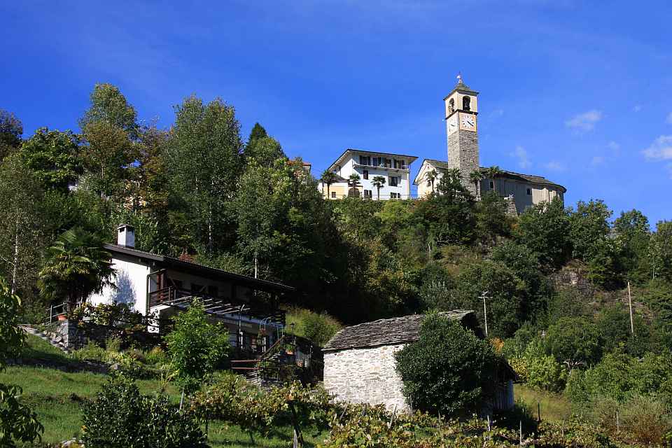 Kirche von Mergoscia, mit dem Gemeindehaus daneben, als erstem Schutzbefohlenen - Sept. 2011
