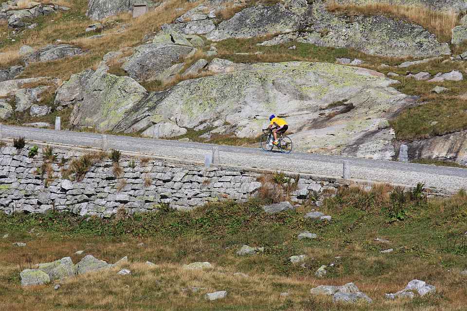 Radfahrer auf den letzten hundert Metern der Tremala, der alten Strasse zum Gotthard - Sept. 2011