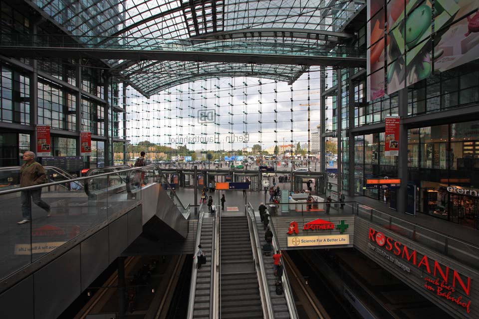 Hauptbahnhof Berlin, Blick von oberer Etage zum Haupteingang, September 2011
