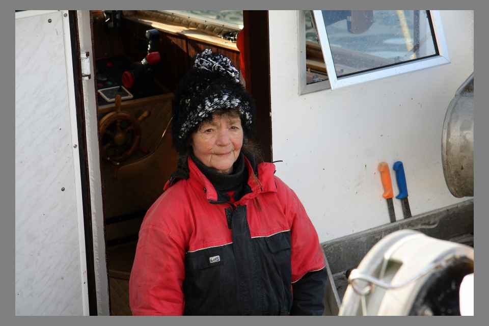 Alesund, Fischerin, frisch zurück im Hafen, März 2012