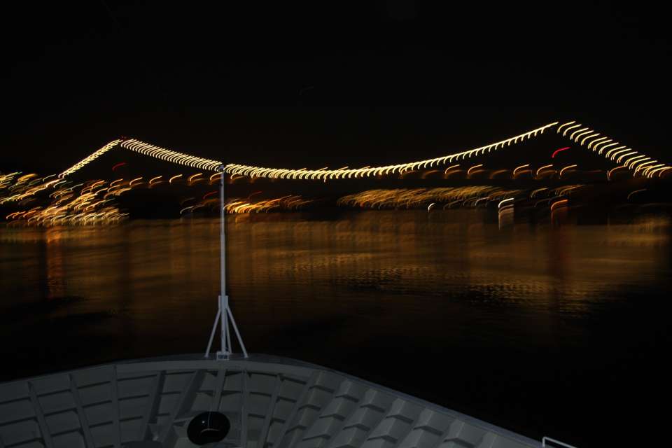 Ausfahrt aus dem Hafen von Bergen, die erste Brückenpassage ist die stimmungsvollste der ganzen Reise, 1. März 2012