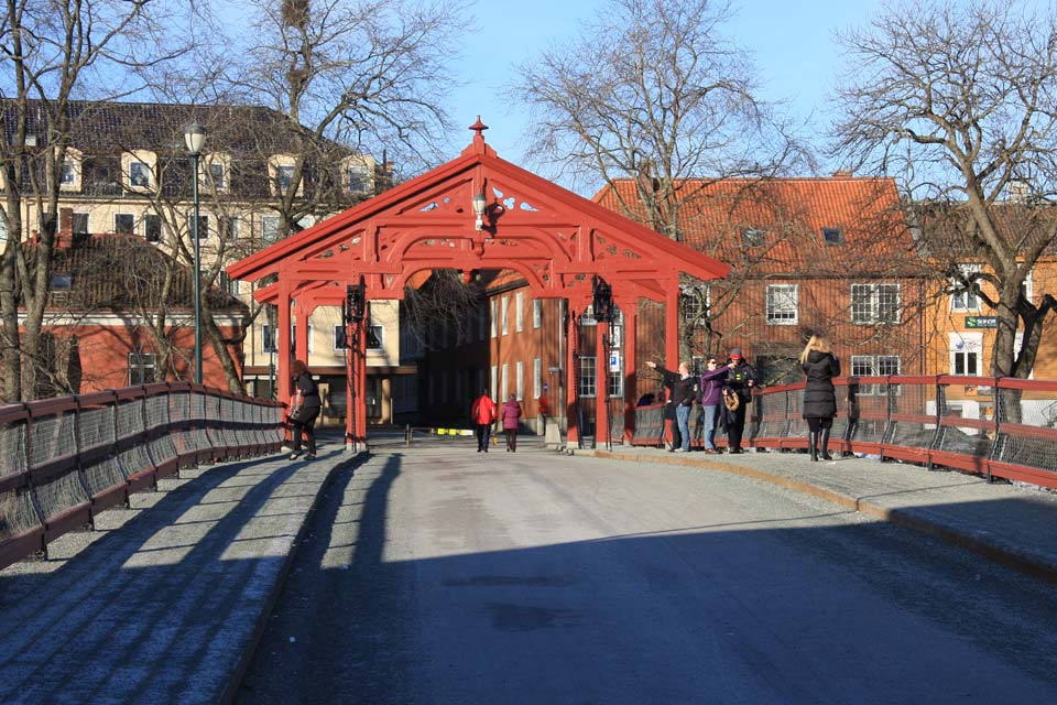 Trondheim, alte Stadtbrücke Gamle Bybro, die über die Nidelv führt, von wo... 