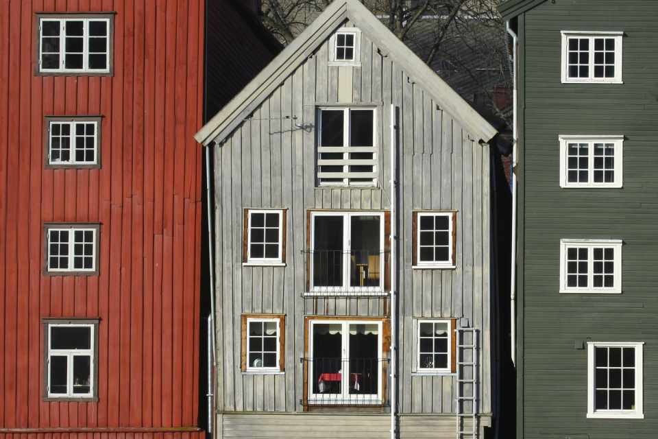In Trondheims Altstadt: Blick auf Speicherhäuser aus einer Seitenstrasse - 3. März 2012, by Lookabout's Wife