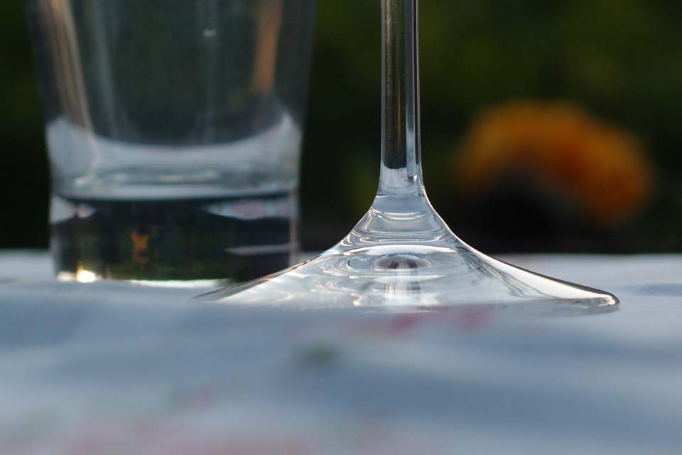 das - fast - schwebende Glas; Mai 2012, KK