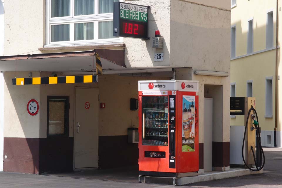 Klein-Tankstelle in Zürich, Nähe Bullingerplatz, Juni 2012