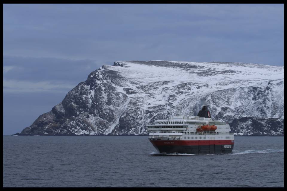 Hurtigruten, Tag 6: Vor Havoysund - Ahoi Schwesterschiff Richard With - 6. März 2012, Foto by Lookabouts Wife