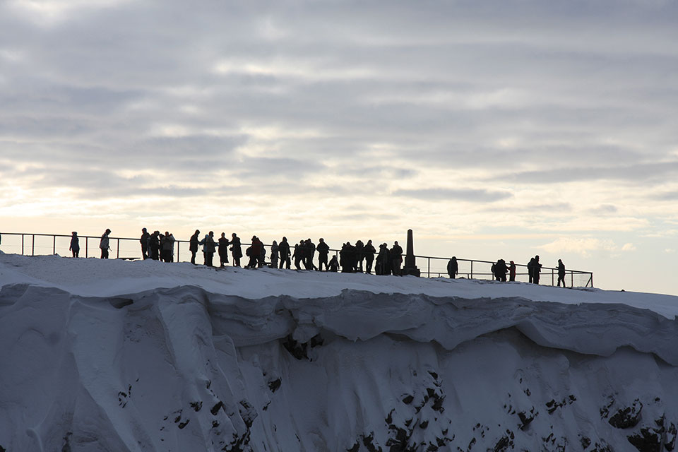 Blick vom Nordkap zur leicht zurück versetzten Besucher-Reling, 6. März 2012