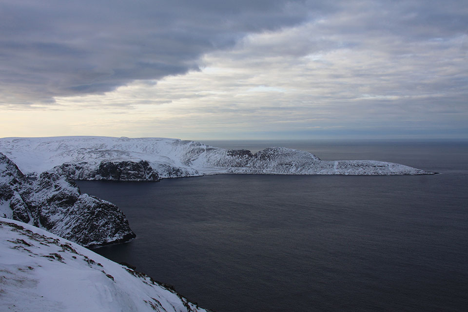 Blick vom Nordkap auf die wirklich nördlichste Landzunge, 6. März 2012