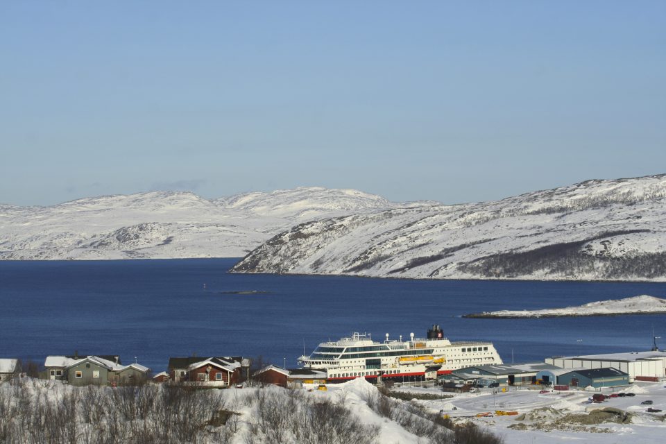 Blick auf die Trollfjord im Hafen von Kirkenes - 7. März 2012, by Lookabouts Wife
