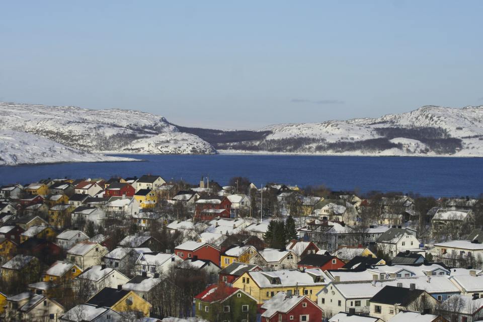 auch im Zentrum von Kirkenes stehen viele farbige Holzhäuser - 7. März 2012, by Lookabouts Wife