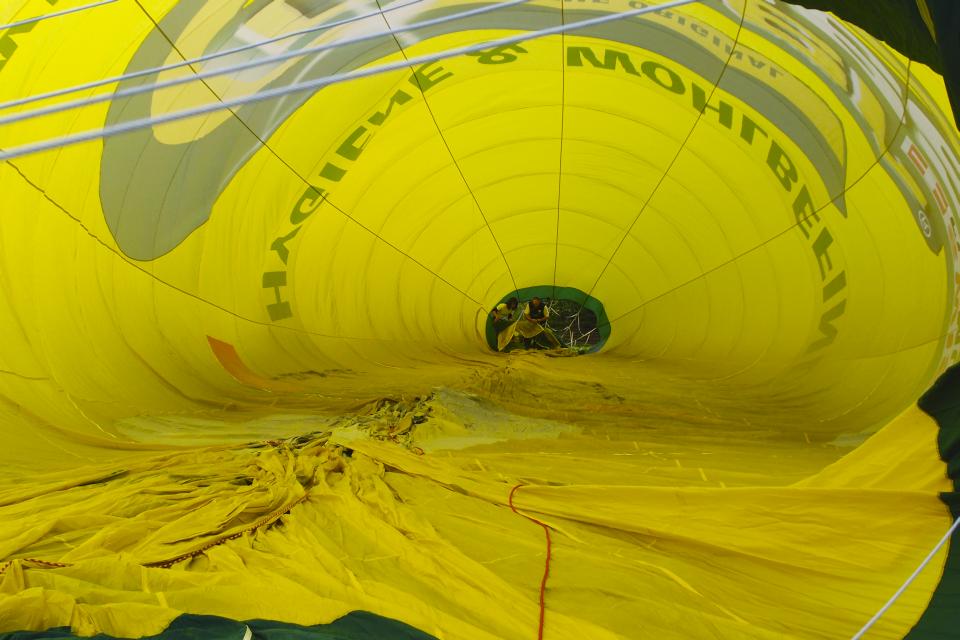 Ballonhülle, die luftige Hallenmasse annimmt... - Sept. 2012, KK