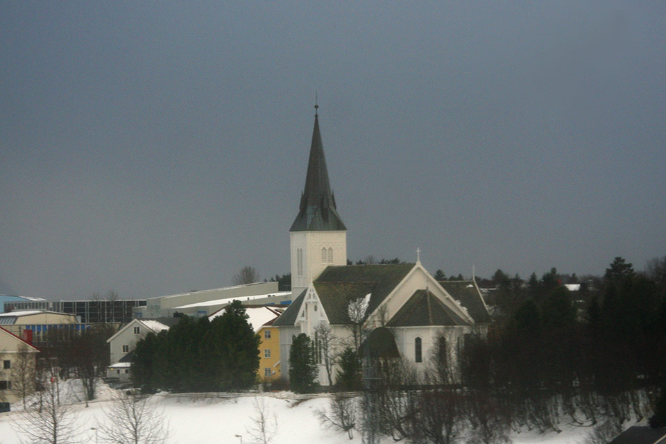 Die Kirche von Sortland im grau schimmernden Frühnachmittagslicht eines verregneten Tages - 9. März 2012