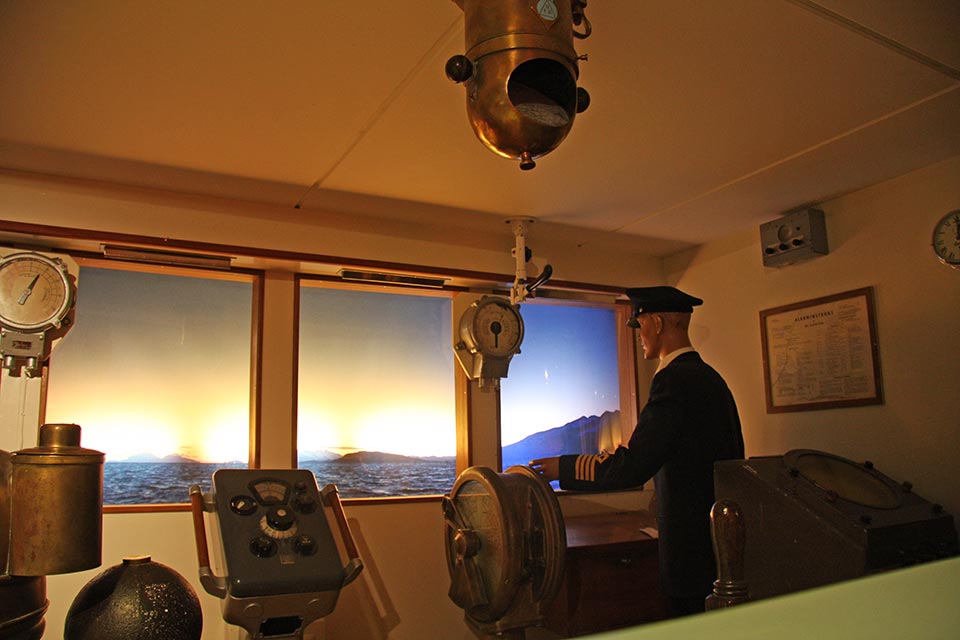 der Arbeitsplatz des Kapitäns in früheren Zeiten - für die gleichen, schwierigen Passagen..., Hurtigruten-Museum in Stokmarkenes