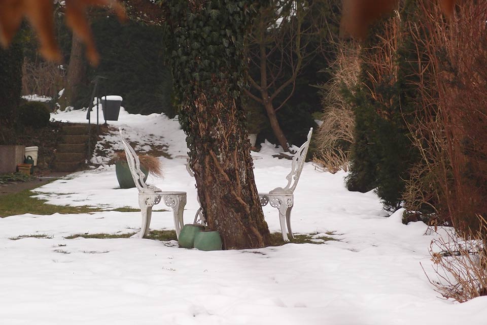 zwei Stühle im winterlichen Garten - Februar 2013