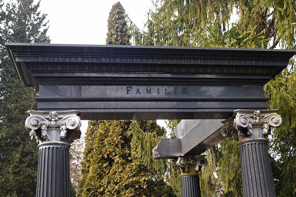Familiengrab, Sihlfeld-Friedhof, Zürich, März 2013