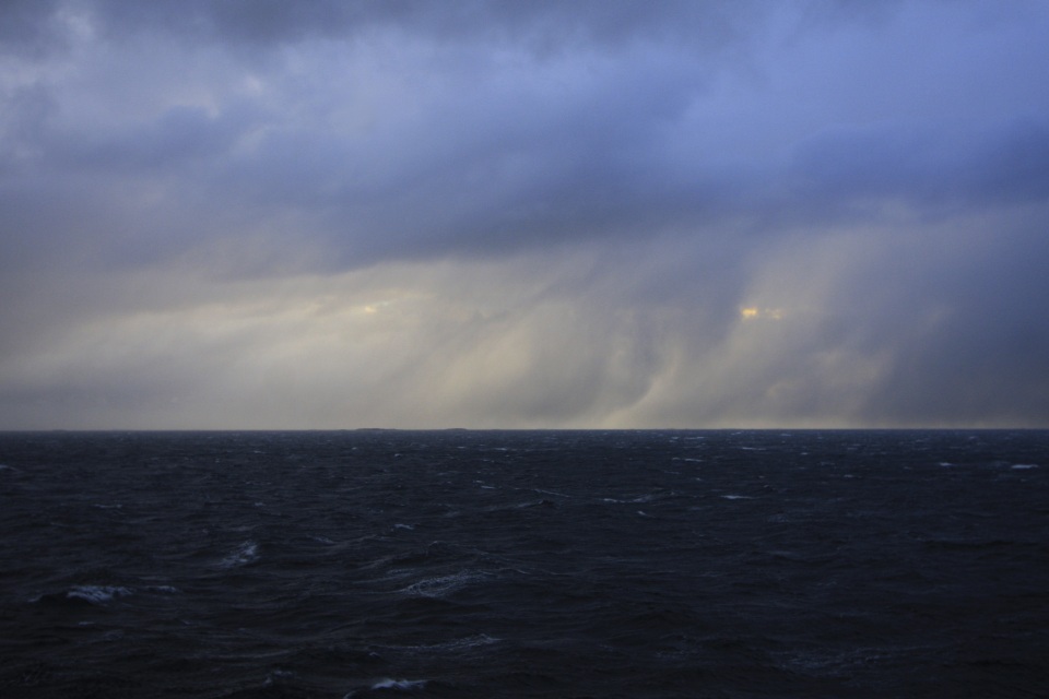 Abendstimmung: Eine von Wolken - fast - ganz verhangene Küste - 10. März 2013