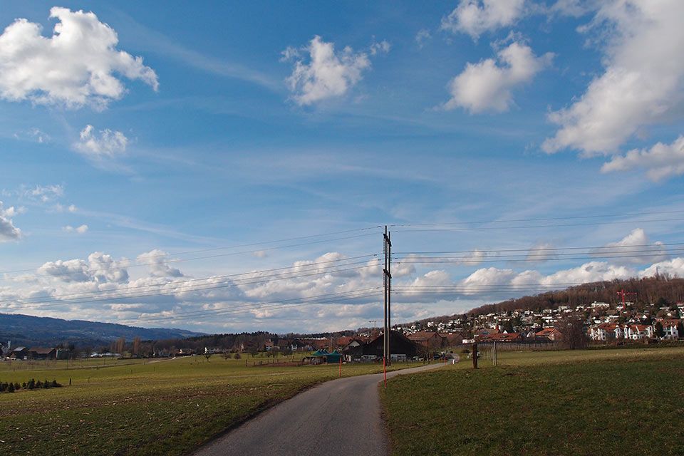 Starkstromleitungen am blauen Himmel über Uitikon, März 2013, KK