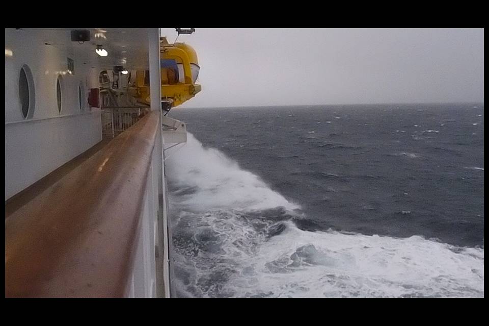 Hurtigruten, Rundgang-Deck, stürmische See, 11. März 2013, Video-Standbild