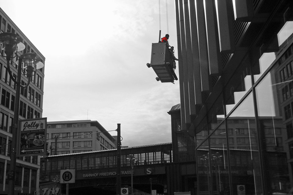 Fensterputzer an der Friedrichstrasse in Berlin - September 2013 - Olympus XZ-1