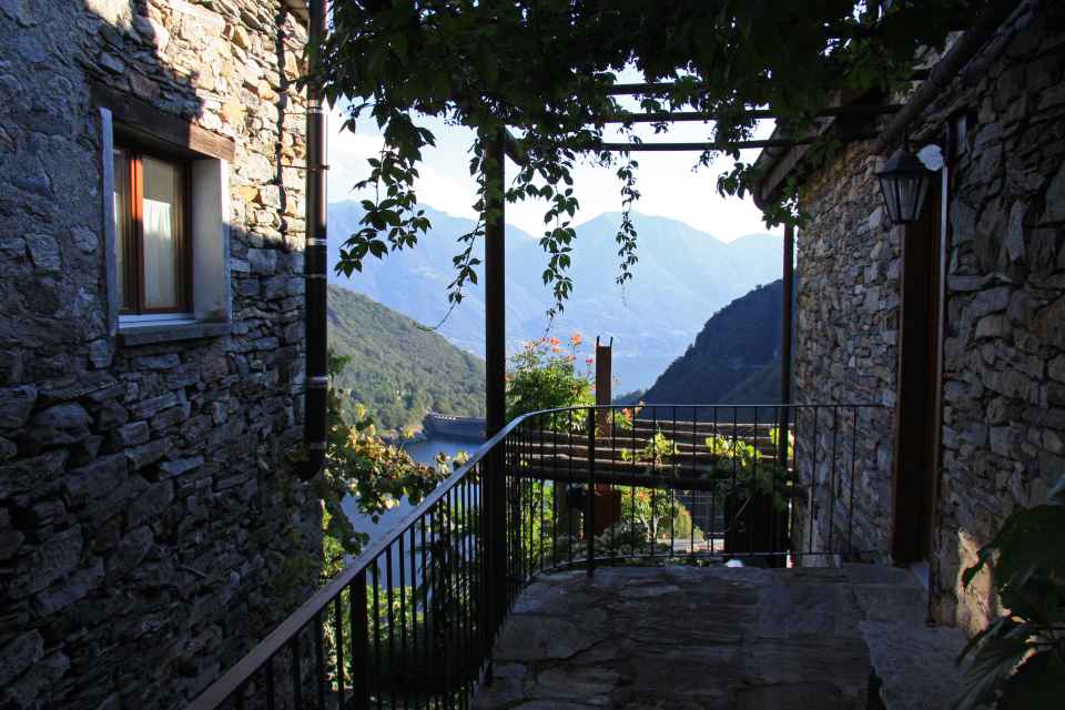 Mergoscia - Hauseingang hoch über dem Lago di Vogorno und Lago Maggiore - Sept. 2011