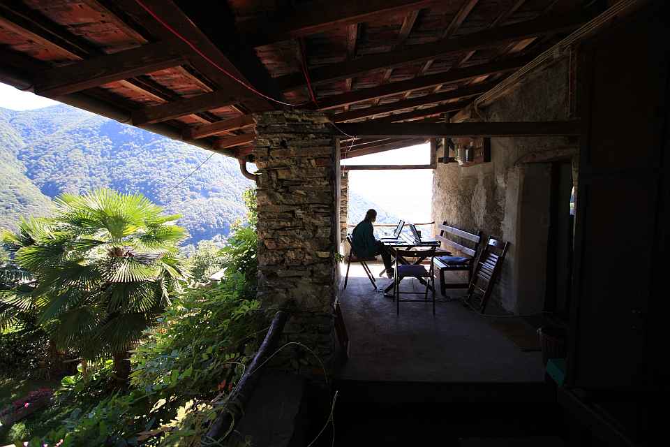 Mergoscia - Aussicht tanken auf einer Loggia eines Privathauses - Sept. 2011