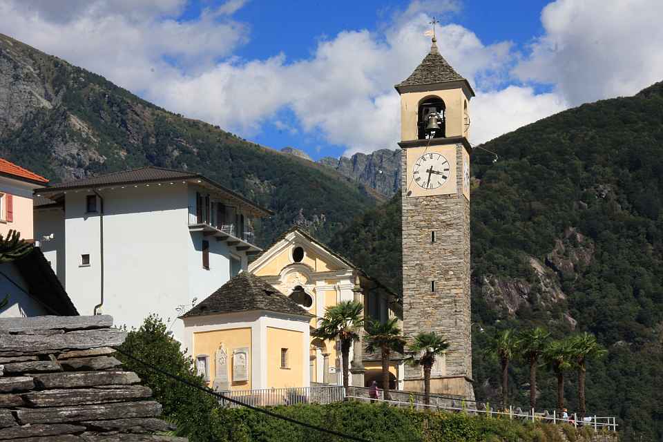 Die Kirche von Mergoscia. Im Tessin oft anzutreffen: Der Krichtum steht separat - Sept. 2011