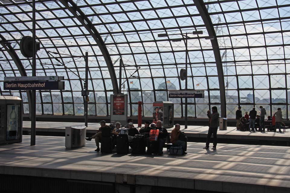 Hauptbahnhof Berlin, Blick hinüber zum Reichstag, September 2011