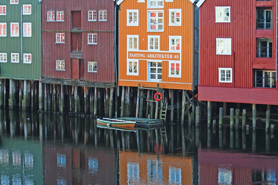 Trondheim, Anlegestelle an einem Speicherhaus an der Nidelv, März 2012, by Lookabout's Wife